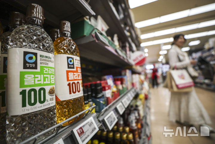 [서울=뉴시스] 정병혁 기자 = 23일 서울시내 대형마트에 전분당 제품인 올리고당 등 전분당 제품이 진열되어 있다.지난 8년에 걸쳐 10조 원대 전분 및 당류(전분당) 가격을 담합한 의혹을 받는 대상·사조CPK·CJ제일제당 등 3개 업체와 각 회사의 대표이사 등 관련자 총 25명이 재판에 넘겨졌다. 서울중앙지검 공정거래조사부(부장검사 나희석)는 대상·사조CPK·CJ제일제당 3개 업체와 각 회사의 대표이사, 전분당협회장 등 총 25명(법인 3곳·개인 22명)을 공정거래법 위반 혐의로 기소했다. '전분당 담합 의혹'은 대상, 사조CPK, 삼양, CJ제일제당 등 4개 업체가 지난 8년에 걸쳐 약 10조원 규모의 가격 담합했다는 내용을 골자로 한다. 2026.04.23. jhope@newsis.com