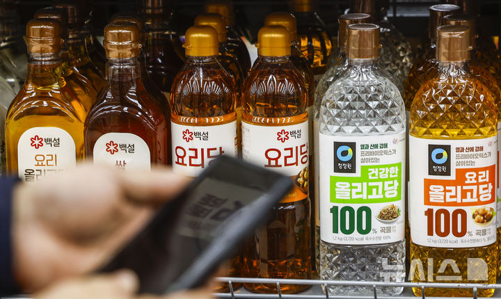 [서울=뉴시스] 정병혁 기자 = 23일 서울시내 대형마트에 전분당 제품인 올리고당 등 전분당 제품이 진열되어 있다.지난 8년에 걸쳐 10조 원대 전분 및 당류(전분당) 가격을 담합한 의혹을 받는 대상·사조CPK·CJ제일제당 등 3개 업체와 각 회사의 대표이사 등 관련자 총 25명이 재판에 넘겨졌다. 서울중앙지검 공정거래조사부(부장검사 나희석)는 대상·사조CPK·CJ제일제당 3개 업체와 각 회사의 대표이사, 전분당협회장 등 총 25명(법인 3곳·개인 22명)을 공정거래법 위반 혐의로 기소했다. '전분당 담합 의혹'은 대상, 사조CPK, 삼양, CJ제일제당 등 4개 업체가 지난 8년에 걸쳐 약 10조원 규모의 가격 담합했다는 내용을 골자로 한다. 2026.04.23. jhope@newsis.com