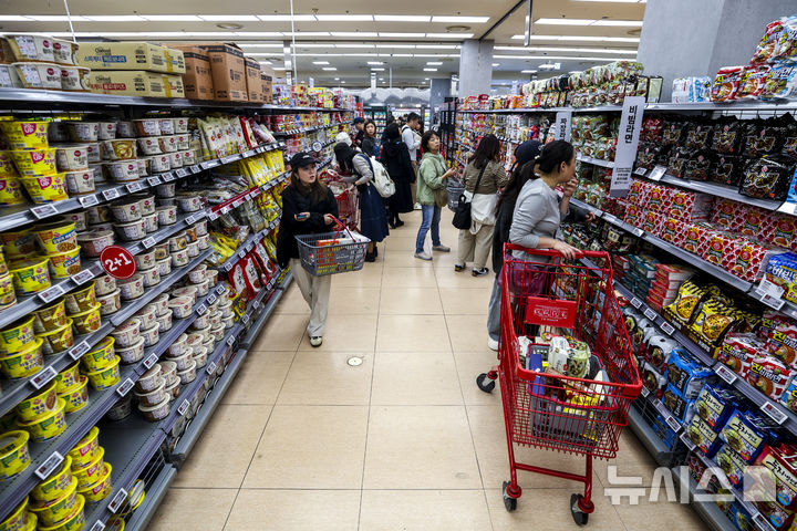 [서울=뉴시스] 정병혁 기자 = 23일 서울시내 대형마트를 찾은 소비자들이 장을 보고 있다. 2026.04.23. jhope@newsis.com