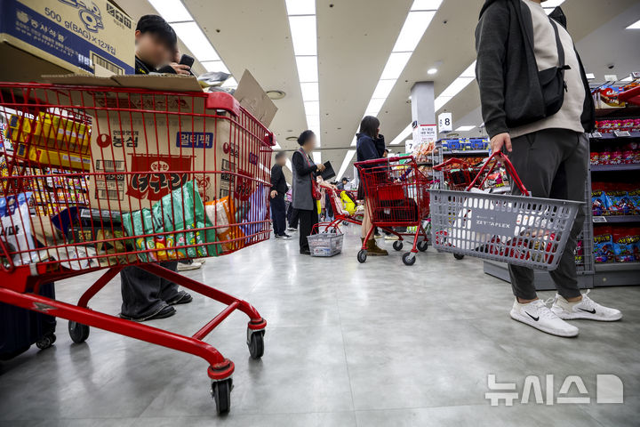 [서울=뉴시스] 정병혁 기자 = 23일 서울시내 대형마트를 찾은 소비자들이 장을 보고 있다.&nbsp; 에너지 공급 차질 등으로 경기 둔화 우려가 커지며 소비자심리도 1년 만에 비관적으로 바뀌었다. 소비자동향조사에 따르면 이번달 소비자심리지수(CCSI)는 전월(107)보다 7.8포인트 떨어진 99.2다. 12·3 비상계엄 사태가 발생한 지난 2024년 12월(-12.7포인트) 이후 최대 감소폭이다. 소비자심리지수가 100을 밑돈 것은 지난해 4월 이후 1년 만이다. 2026.04.23. jhope@newsis.com