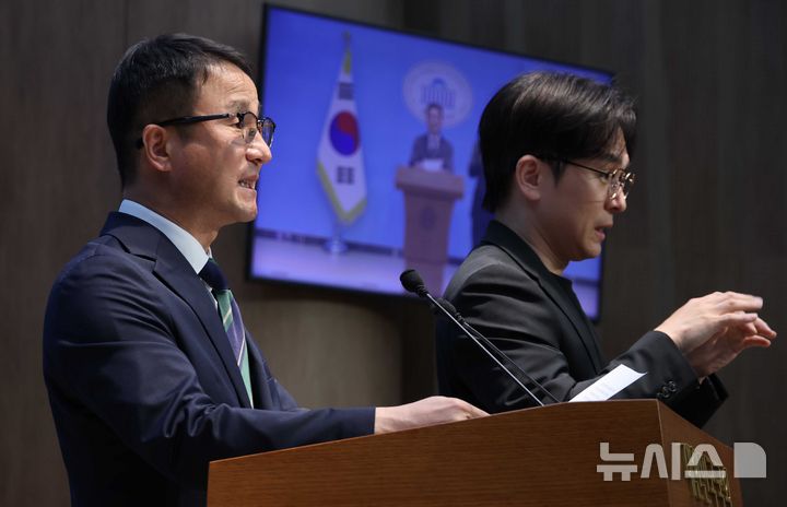 [서울=뉴시스] 조성봉 기자 = 한병도 전 더불어민주당 원내대표가 23일 오전 서울 여의도 국회 소통관에서 기자회견을 열고, 원내대표 연임 도전을 선언하고 있다. 2026.04.23. suncho21@newsis.com