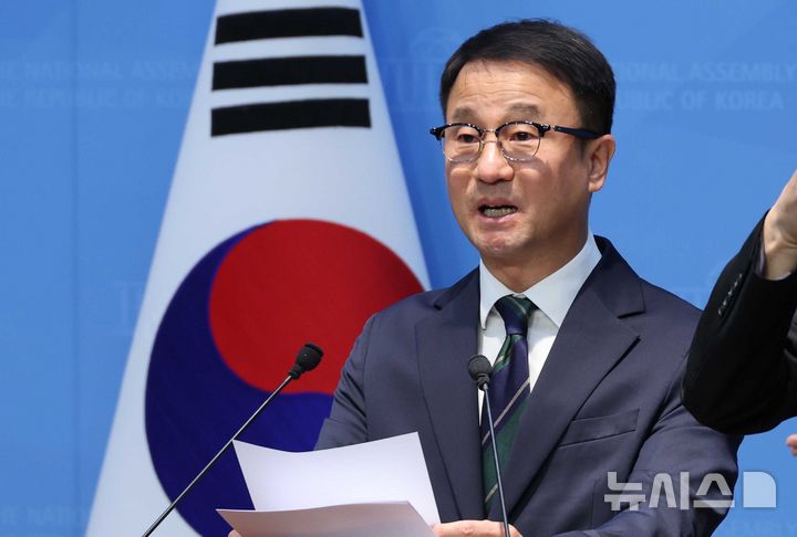 [서울=뉴시스] 조성봉 기자 = 한병도 전 더불어민주당 원내대표가 23일 오전 서울 여의도 국회 소통관에서 기자회견을 열고, 원내대표 연임 도전을 선언하고 있다. 2026.04.23. suncho21@newsis.com