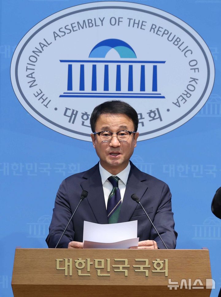 [서울=뉴시스] 조성봉 기자 = 한병도 전 더불어민주당 원내대표가 23일 오전 서울 여의도 국회 소통관에서 기자회견을 열고, 원내대표 연임 도전을 선언하고 있다. 2026.04.23. suncho21@newsis.com