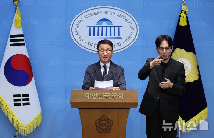 [서울=뉴시스] 조성봉 기자 = 한병도 전 더불어민주당 원내대표가 23일 오전 서울 여의도 국회 소통관에서 기자회견을 열고, 원내대표 연임 도전을 선언하고 있다. 2026.04.23. suncho21@newsis.com