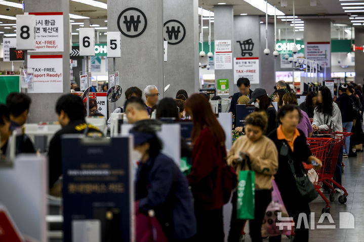 [서울=뉴시스] 정병혁 기자 = 23일 서울시내 대형마트를 찾은 소비자들이 장을 보고 있다. 2026.04.23. jhope@newsis.com