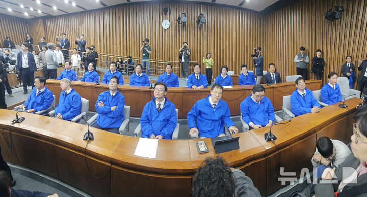 [서울=뉴시스] 고승민 기자 = 더불어민주당 정청래(뒷줄 오른쪽) 대표와 16개 광역단체장 후보들이 23일 서울 여의도 국회에서 열린 광역단체장 후보자 연석회의에 참석하고 있다. 2026.04.23. kkssmm99@newsis.com