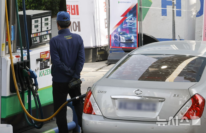 [서울=뉴시스] 김혜진 기자 = 제3차 석유 최고 가격제 종료일인 23일 서울 시내 한 주유소에서 직원이 주유를 하고 있다. 2026.04.23. jini@newsis.com