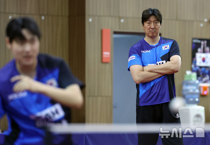 [진천=뉴시스] 조성우 기자 = 23일 충북 진천국가대표선수촌 오륜관에서 열린 2026 국제탁구연맹(ITTF) 런던 세계탁구선수권대회 파견 국가대표 미디어데이에서 오상은 남자탁구대표팀 감독이 아들 오준성 선수 훈련을 지켜보고 있다. 2026.04.23. xconfind@newsis.com
