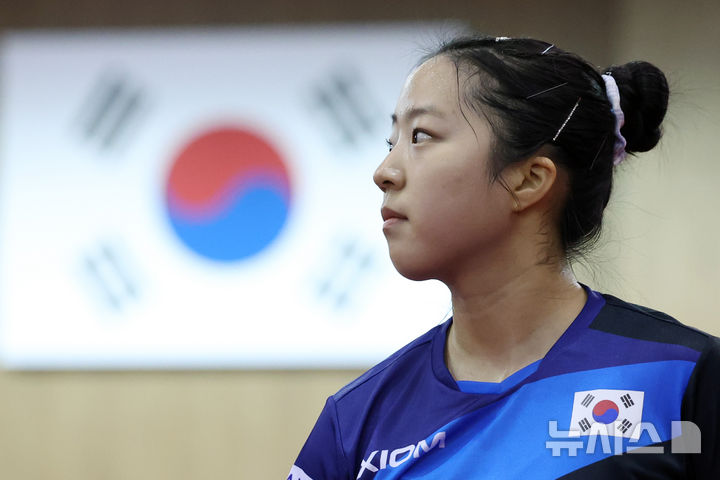 [진천=뉴시스] 조성우 기자 = 23일 충북 진천국가대표선수촌 오륜관에서 열린 2026 국제탁구연맹(ITTF) 런던 세계탁구선수권대회 파견 국가대표 미디어데이에서 여자부 신유빈이 훈련을 하고 있다. 2026.04.23. xconfind@newsis.com