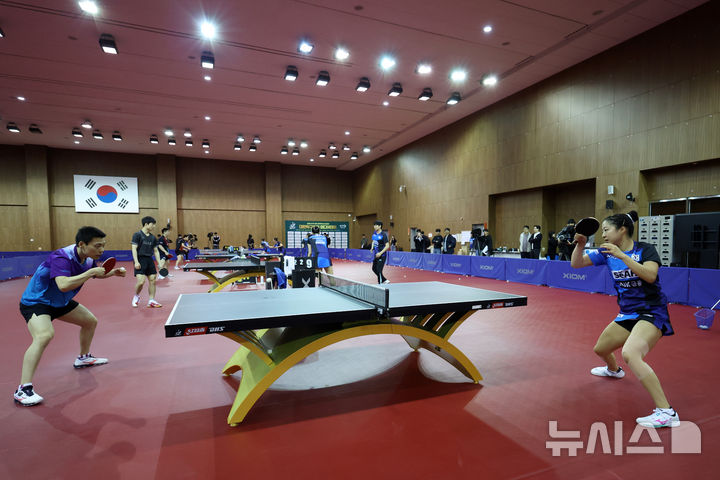 [진천=뉴시스] 조성우 기자 = 23일 충북 진천국가대표선수촌 오륜관에서 열린 2026 국제탁구연맹(ITTF) 런던 세계탁구선수권대회 파견 국가대표 미디어데이에서 신유빈(오른쪽 아래) 등 여자부 선수들이 훈련을 하고 있다. 2026.04.23. xconfind@newsis.com