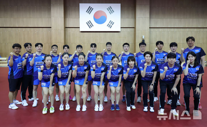 [진천=뉴시스] 조성우 기자 = 23일 충북 진천국가대표선수촌 오륜관에서 열린 2026 국제탁구연맹(ITTF) 런던 세계탁구선수권대회 파견 국가대표 미디어데이에서 남녀대표팀 선수들과 코치진이 기념촬영을 하고 있다. 2026.04.23. xconfind@newsis.com