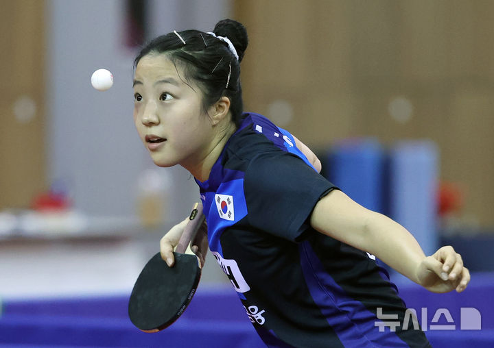 [진천=뉴시스] 조성우 기자 = 23일 충북 진천국가대표선수촌 오륜관에서 열린 2026 국제탁구연맹(ITTF) 런던 세계탁구선수권대회 파견 국가대표 미디어데이에서 여자부 신유빈이 훈련을 하고 있다. 2026.04.23. xconfind@newsis.com