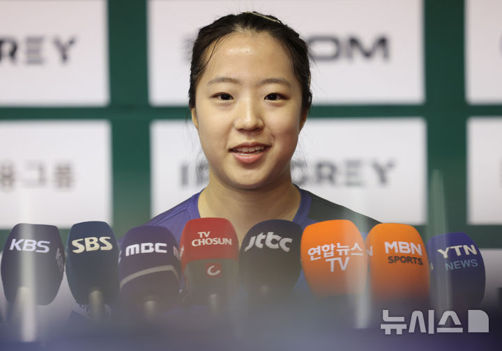 [진천=뉴시스] 조성우 기자 = 23일 충북 진천국가대표선수촌 오륜관에서 열린 2026 국제탁구연맹(ITTF) 런던 세계탁구선수권대회 파견 국가대표 미디어데이에서 여자부 신유빈이 취재진 질문에 답하고 있다. 2026.04.23. xconfind@newsis.com