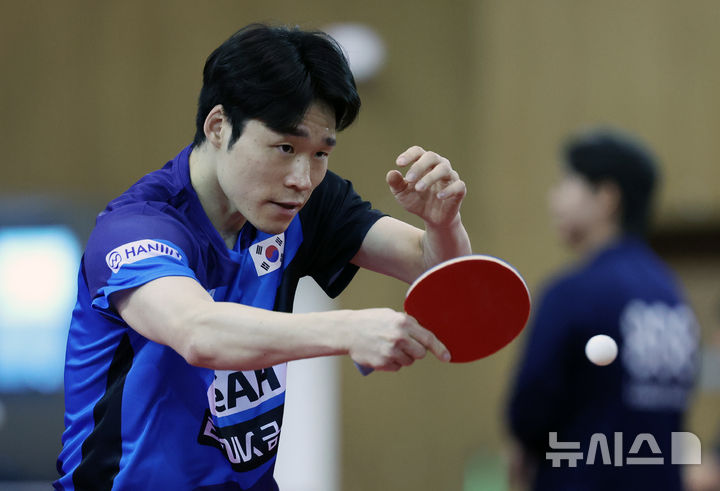 [진천=뉴시스] 조성우 기자 = 23일 충북 진천국가대표선수촌 오륜관에서 열린 2026 국제탁구연맹(ITTF) 런던 세계탁구선수권대회 파견 국가대표 미디어데이에서 남자부 장우진이 훈련을 하고 있다. 2026.04.23. xconfind@newsis.com