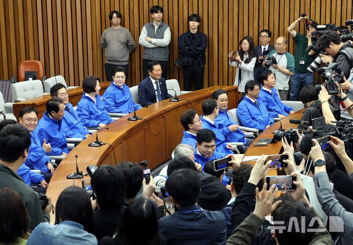 [서울=뉴시스] 조성봉 기자 = 정청래 더불어민주당 대표가 23일 오전 서울 여의도 국회에서 열린 더불어민주당 16개 광역단체장 후보 연석회의에서 정원오(뒷줄 오른쪽 두번째부터) 서울시장 후보, 추미애 경기도지사 후보, 박찬대 인천시장 후보, 우상호 강원도지사 후보 등과 대화를 하고 있다. 2026.04.23. suncho21@newsis.com