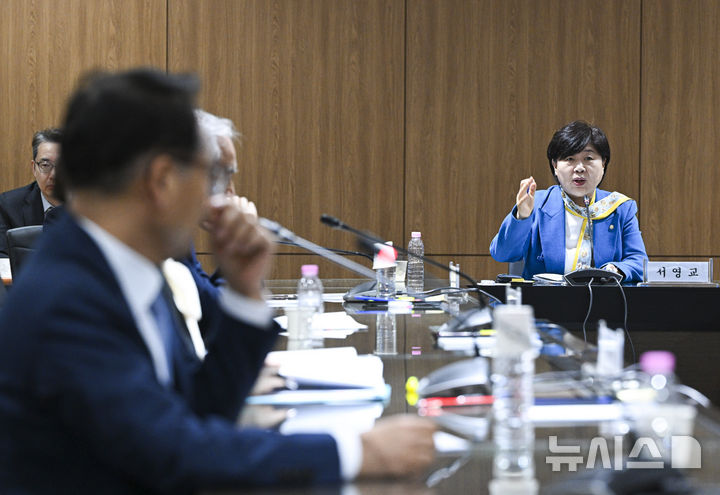 [서울=뉴시스] 국회사진기자단= 서영교 국조특위 위원장이 23일 오전 서울 종로구 감사원에서 열린 ‘윤석열 정권 정치검찰 조작기소 의혹 사건 진상규명 국정조사특별위원회’ 현장조사에서 발언하고 있다. 2026.04.23. photo@newsis.com