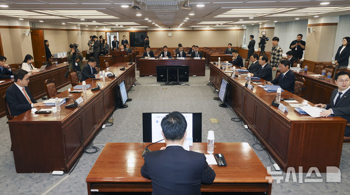 [서울=뉴시스] 국회사진기자단= 국회 '윤석열 정권 정치검찰 조작기소 의혹 사건 진상규명 국정조사특별위원회(국조특위)'가 23일 오전 서울 영등포구 금융감독원에 '쌍방울 주가 조작 무마 의혹'과 관련해 현장조사를 하고 있다. 2026.04.23. photo@newsis.com