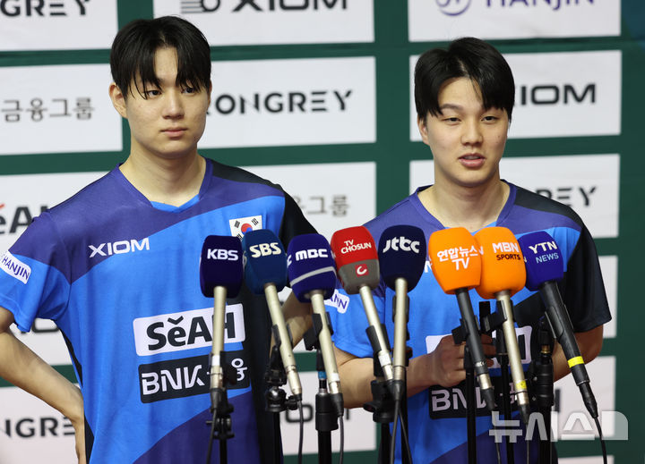 [진천=뉴시스] 조성우 기자 = 23일 충북 진천국가대표선수촌 오륜관에서 열린 2026 국제탁구연맹(ITTF) 런던 세계탁구선수권대회 파견 국가대표 미디어데이에서 남자부 오준성(왼쪽)과 안재현이 인터뷰를 하고 있다. 2026.04.23. xconfind@newsis.com