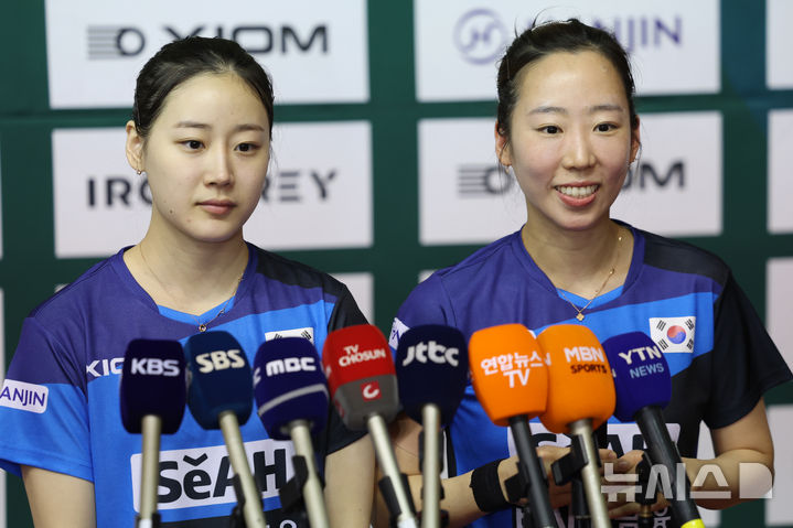 [진천=뉴시스] 조성우 기자 = 23일 충북 진천국가대표선수촌 오륜관에서 열린 2026 국제탁구연맹(ITTF) 런던 세계탁구선수권대회 파견 국가대표 미디어데이에서 여자부 유시우(왼쪽)와 양하은이 인터뷰를 하고 있다. 2026.04.23. xconfind@newsis.com