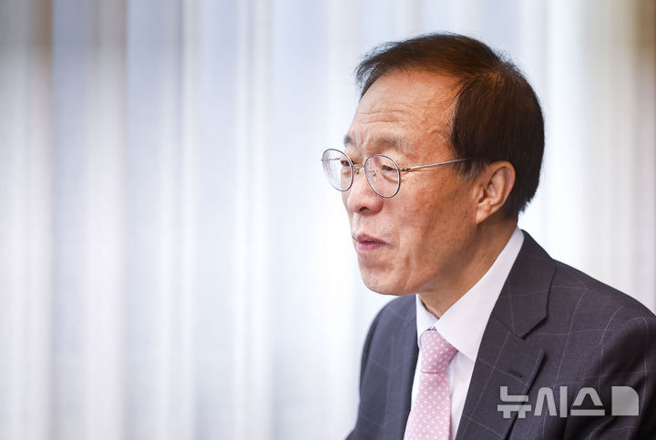 이석연, 진보 언론인과 만나 "이념 분열 국가적 위기 수준...안타깝다" - 뉴스 썸네일 이미지