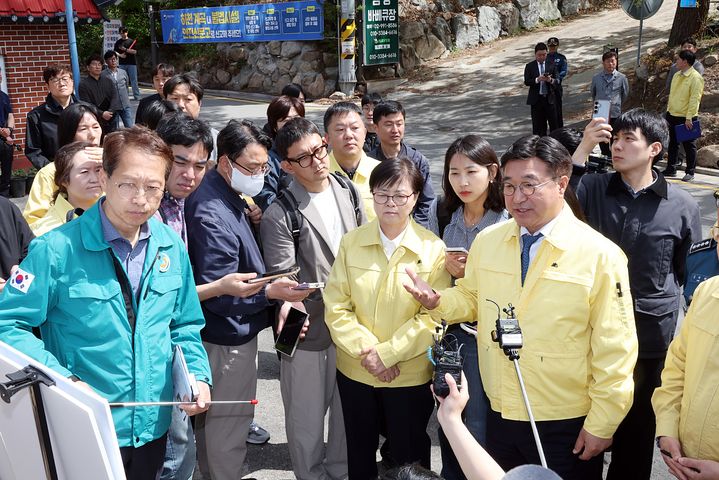 [서울=뉴시스] 윤호중 행정안전부 장관이 지난달 23일 오전 서울 강북구 인수천 인근 하천·계곡 불법 점용시설 정비실태 현장을 점검하고 있다. (사진=행정안전부 제공) 2026.04.23. photo@newsis.com *재판매 및 DB 금지