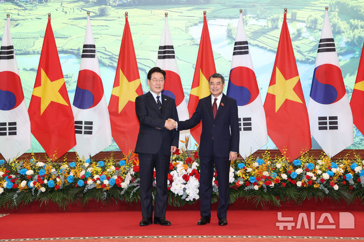 [하노이=뉴시스] 고범준 기자 = 이재명 대통령과 레 밍 흥 베트남 총리가 23일(현지 시간) 하노이 총리실에서 기념촬영을 하고 있다. 2026.04.23. bjko@newsis.com