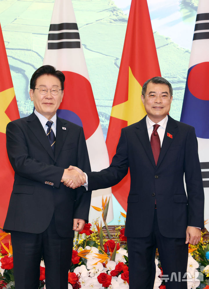 [하노이=뉴시스] 고범준 기자 = 이재명 대통령과 레 밍 흥 베트남 총리가 23일(현지 시간) 하노이 총리실에서 기념촬영을 하고 있다. 2026.04.23. bjko@newsis.com