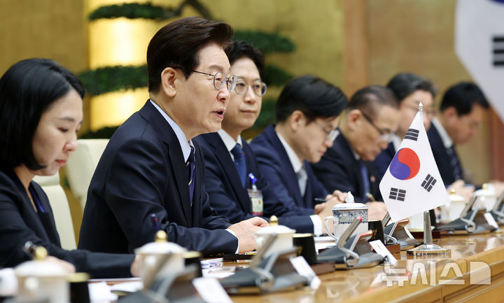 [하노이=뉴시스] 고범준 기자 = 이재명 대통령이 23일(현지 시간) 베트남 하노이 총리실에서 레 밍 흥 총리와 면담을 하고 있다. 2026.04.23. bjko@newsis.com