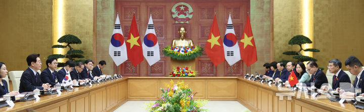 [하노이=뉴시스] 고범준 기자 = 이재명 대통령과 레 밍 흥 베트남 총리가 23일(현지 시간) 하노이 총리실에서 면담을 하고 있다. 2026.04.23. bjko@newsis.com