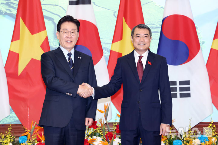 [하노이=뉴시스] 고범준 기자 = 이재명 대통령과 레 밍 흥 베트남 총리가 23일(현지 시간) 하노이 총리실에서 기념촬영을 하고 있다. 2026.04.23. bjko@newsis.com