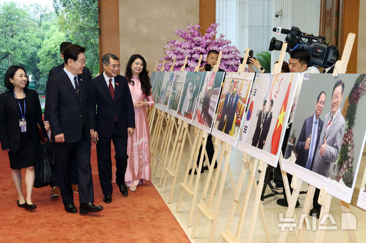 [하노이=뉴시스] 고범준 기자 = 이재명 대통령과 레 밍 흥 베트남 총리가 23일(현지 시간) 하노이 총리실에서 면담에 앞서 경주 APEC 등 한-베트남 외교 관련 사진 전시를 관람하고 있다. 2026.04.23. bjko@newsis.com