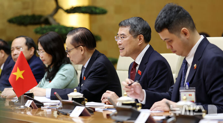[하노이=뉴시스] 고범준 기자 = 레 밍 흥 베트남 총리가 23일(현지 시간) 하노이 총리실에서 이재명 대통령과 면담을 하고 있다. 2026.04.23. bjko@newsis.com