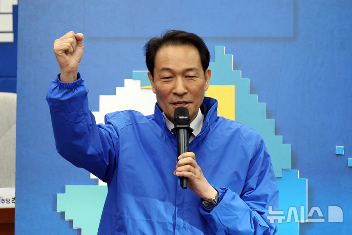 [서울=뉴시스] 고승민 기자 = 우상호 더불어민주당 강원도지사 후보가 23일 서울 여의도 국회에서 열린 16개 광역단체장 후보자 연석회의에서 각오를 밝히고 있다. 2026.04.23. kkssmm99@newsis.com