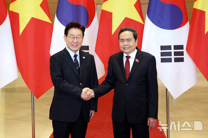 [하노이=뉴시스] 고범준 기자 = 이재명 대통령과 쩐 타인 만 베트남 국회의장이 23일(현지 시간) 하노이 국회에서 기념촬영을 하고 있다. 2026.04.23. bjko@newsis.com