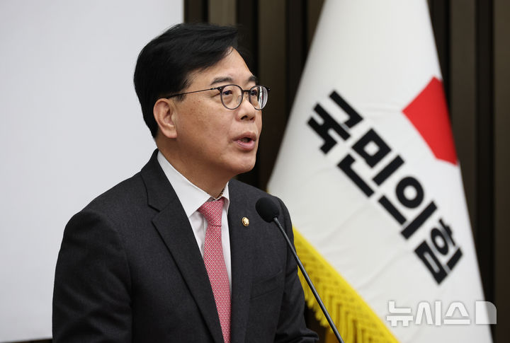 [서울=뉴시스] 김금보 기자 = 송언석 국민의힘 원내대표가 23일 서울 여의도 국회에서 열린 의원총회에서 발언을 하고 있다. 2026.04.23. kgb@newsis.com
