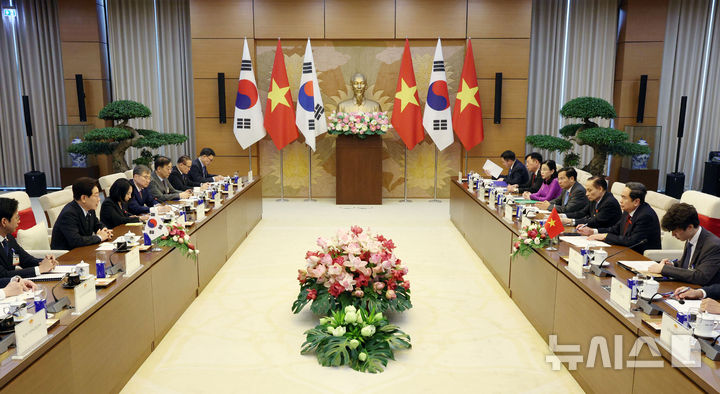 [하노이=뉴시스] 고범준 기자 = 이재명 대통령과 쩐 타인 만 베트남 국회의장이 23일(현지 시간) 하노이 국회에서 면담을 하고 있다. 2026.04.23. bjko@newsis.com