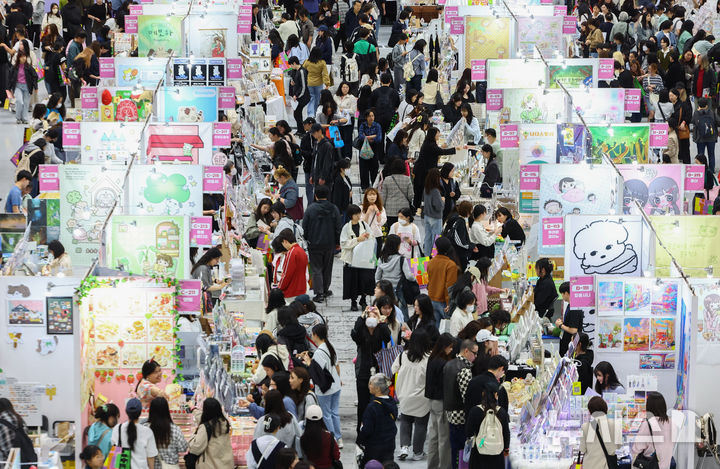 관람객으로 북적이는 2026 서울 일러스트 코리아