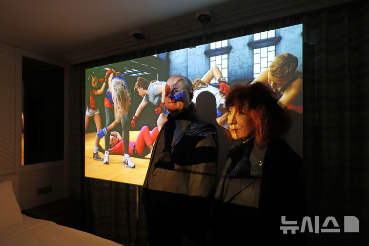 [부산=뉴시스] 박진희 기자 = 국내 유일의 미디어 아트 전문 아트페어 ‘루프 플러스(Loop Plus)’ 언론공개회가 열린 23일 부산 해운대구 그랜드 조선 부산 객실에서 탕 컨템포러리 아트의 작가 AES+F가 포즈를 취하고 있다. 2026.04.23. pak7130@newsis.com