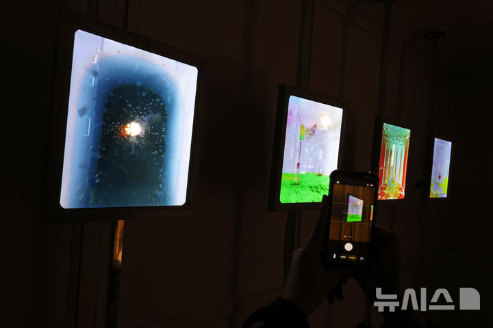 [부산=뉴시스] 박진희 기자 = 국내 유일의 미디어 아트 전문 아트페어 ‘루프 플러스(Loop Plus)’ 언론공개회가 열린 23일 부산 해운대구 그랜드 조선 부산 객실에서 조질다 다 콘세이상 갤러리의 작품을 선보이고 있다. 2026.04.23. pak7130@newsis.com