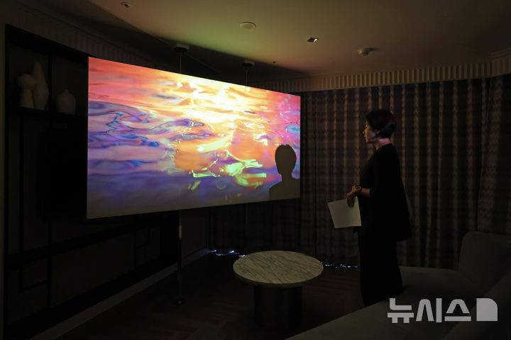 [부산=뉴시스] 박진희 기자 = 국내 유일의 미디어 아트 전문 아트페어 ‘루프 플러스(Loop Plus)’ 언론공개회가 열린 23일 부산 해운대구 그랜드 조선 부산 객실에서 치웬 갤러리 작품을 선보이고 있다. 2026.04.23. pak7130@newsis.com