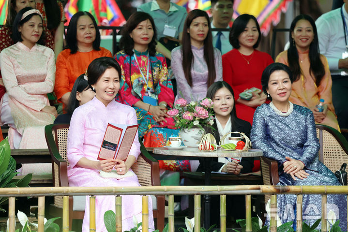 [하노이=뉴시스] 고범준 기자 = 김혜경 여사와 또 럼 베트남 당 서기장 겸 국가주석 부인 응오 프엉 리 여사가 23일(현지 시간) 베트남 하노이 민족학 박물관에서 열린 친교 일정에서 공연 관람을 하고 있다. 김 여사가 착용한 옷은 응오 프엉 리 여사가 선물한 베트남 전통 의상 아오자이다. 2026.04.23. bjko@newsis.com