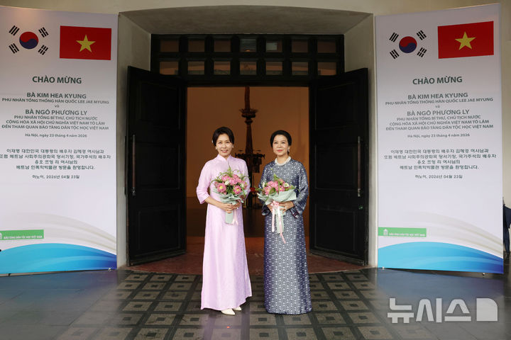 [하노이=뉴시스] 고범준 기자 = 김혜경 여사와 또 럼 베트남 당 서기장 겸 국가주석 부인 응오 프엉 리 여사가 23일(현지 시간) 베트남 하노이 민족학 박물관에서 열린 친교 일정에서 기념촬영을 하고 있다. 김 여사가 착용한 옷은 응오 프엉 리 여사가 선물한 베트남 전통 의상 아오자이다. 2026.04.23. bjko@newsis.com