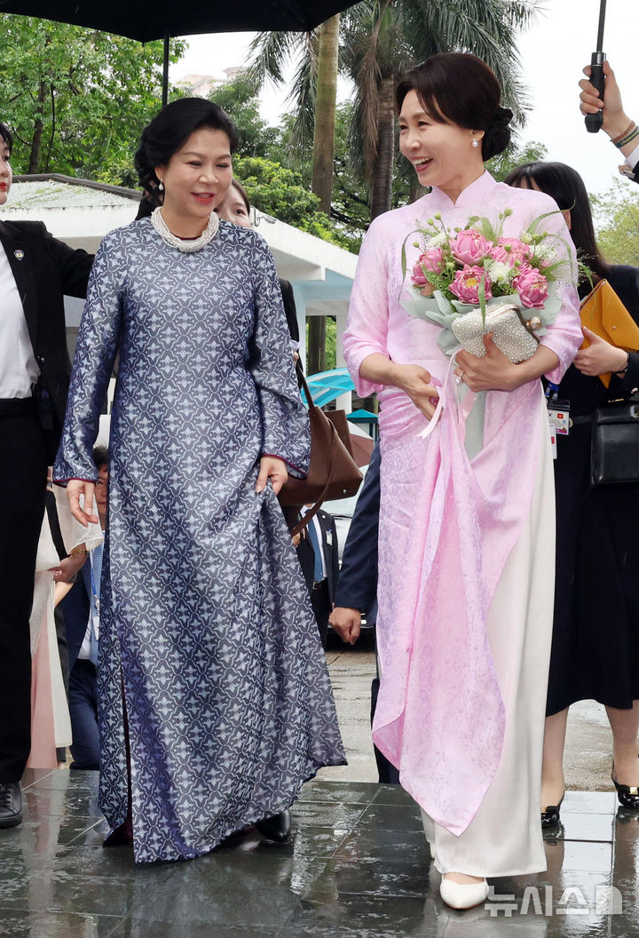 [하노이=뉴시스] 고범준 기자 = 김혜경 여사와 또 럼 베트남 당 서기장 겸 국가주석 부인 응오 프엉 리 여사가 23일(현지 시간) 베트남 하노이 민족학 박물관에서 열린 친교 일정에서 대화하며 이동하고 있다. 김 여사가 착용한 옷은 응오 프엉 리 여사가 선물한 베트남 전통 의상 아오자이다. 2026.04.23. bjko@newsis.com