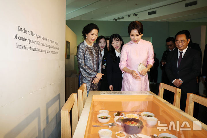 [하노이=뉴시스] 고범준 기자 = 김혜경 여사와 또 럼 베트남 당 서기장 겸 국가주석 부인 응오 프엉 리 여사가 23일(현지 시간) 베트남 하노이 민족학 박물관에서 열린 친교 일정에서 한식 전시품을 관람하고 있다. 김 여사가 착용한 옷은 응오 프엉 리 여사가 선물한 베트남 전통 의상 아오자이다. 2026.04.23. bjko@newsis.com