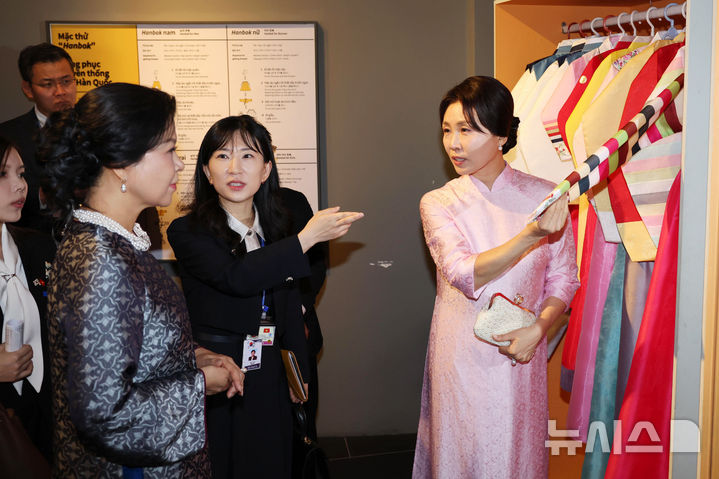 [하노이=뉴시스] 고범준 기자 = 김혜경 여사와 또 럼 베트남 당 서기장 겸 국가주석 부인 응오 프엉 리 여사가 23일(현지 시간) 베트남 하노이 민족학 박물관에서 열린 친교 일정에서 한복 전시품을 관람하고 있다. 김 여사가 착용한 옷은 응오 프엉 리 여사가 선물한 베트남 전통 의상 아오자이다. 2026.04.23. bjko@newsis.com