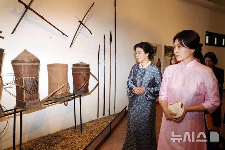 [하노이=뉴시스] 고범준 기자 = 김혜경 여사와 또 럼 베트남 당 서기장 겸 국가주석 부인 응오 프엉 리 여사가 23일(현지 시간) 베트남 하노이 민족학 박물관에서 열린 친교 일정에서 전시품을 관람하고 있다. 김 여사가 착용한 옷은 응오 프엉 리 여사가 선물한 베트남 전통 의상 아오자이다. 2026.04.23. bjko@newsis.com