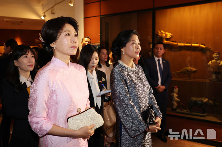 [하노이=뉴시스] 고범준 기자 = 김혜경 여사와 또 럼 베트남 당 서기장 겸 국가주석 부인 응오 프엉 리 여사가 23일(현지 시간) 베트남 하노이 민족학 박물관에서 열린 친교 일정에서 전시품을 관람하고 있다. 김 여사가 착용한 옷은 응오 프엉 리 여사가 선물한 베트남 전통 의상 아오자이다. 2026.04.23. bjko@newsis.com
