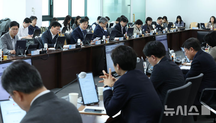 [서울=뉴시스] 조수정 기자 = 이형훈 보건복지부 제2차관(건강보험정책심의위원장) 23일 오후 서울 서초구 국제전자센터에서 열린 제8차 건강보험정책심의위원회에서 모두발언 하고 있다. 2026.04.23. chocrystal@newsis.com