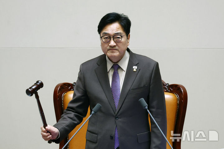 [서울=뉴시스] 고승민 기자 = 우원식 국회의장이 23일 서울 여의도 국회에서 열린 제434회국회(임시회) 제7차 본회의에서 의사봉을 두드리고 있다. 2026.04.23. kkssmm99@newsis.com