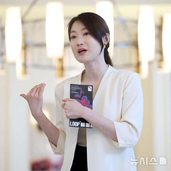 [부산=뉴시스] 박진희 기자 = 국내 유일의 미디어 아트 전문 아트페어 ‘루프 플러스(Loop Plus)’ 김영은 대표가 23일 부산 해운대구 그랜드 조선 부산에서 전시 설명을 하고 있다. 2026.04.23. pak7130@newsis.com